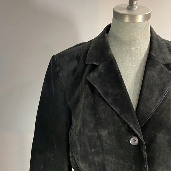 Large Danier suede leather classic black blazer. Quality staple piece. Canadian - Picture 6 of 17